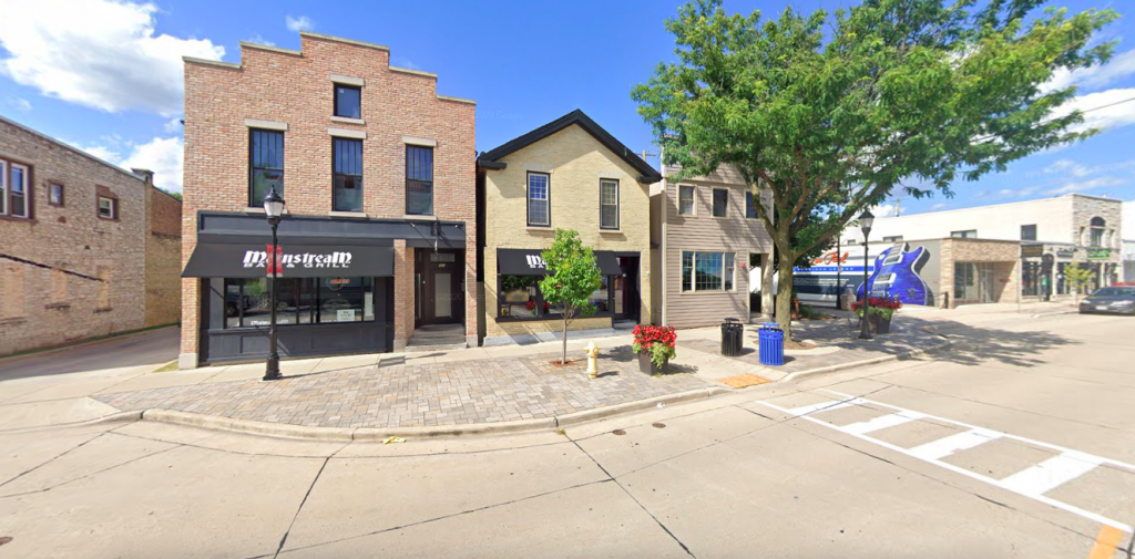 The outside of mainstream bar and grill in downtown waukesha.